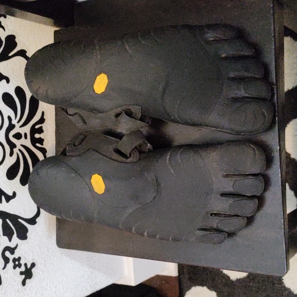 Vibram Women's Five Fingers, KSO EVO Crosstraining Sneaker Size W40 (US 9.5) - Picture 3 of 4